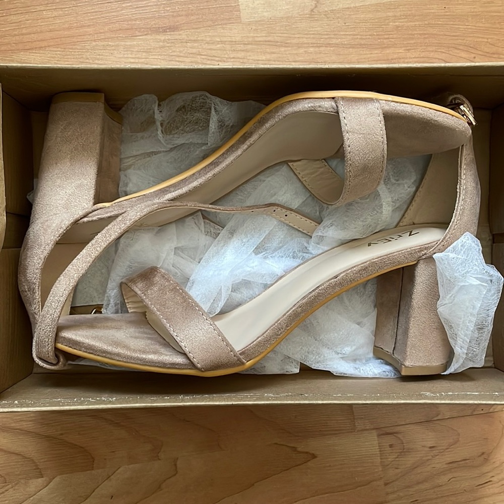 NEW Nude Suede Heels sz 7